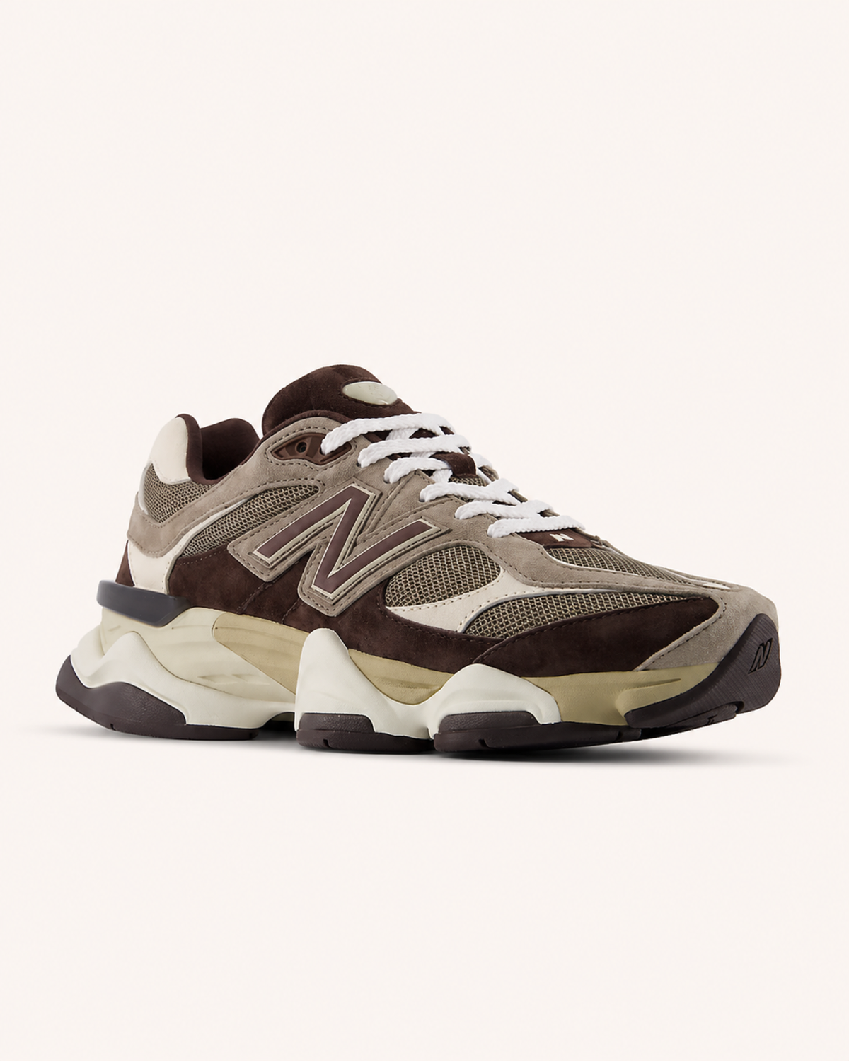 New Balance 9060 Unisex – Thunder Brown / Black Coffee – Schrägansicht