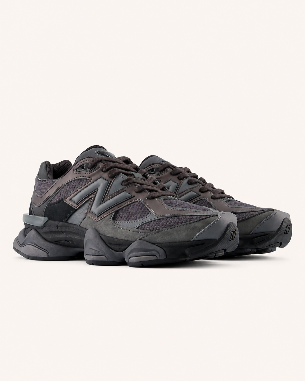 New Balance 9060 Unisex – Black / Castlerock – Schrägansicht