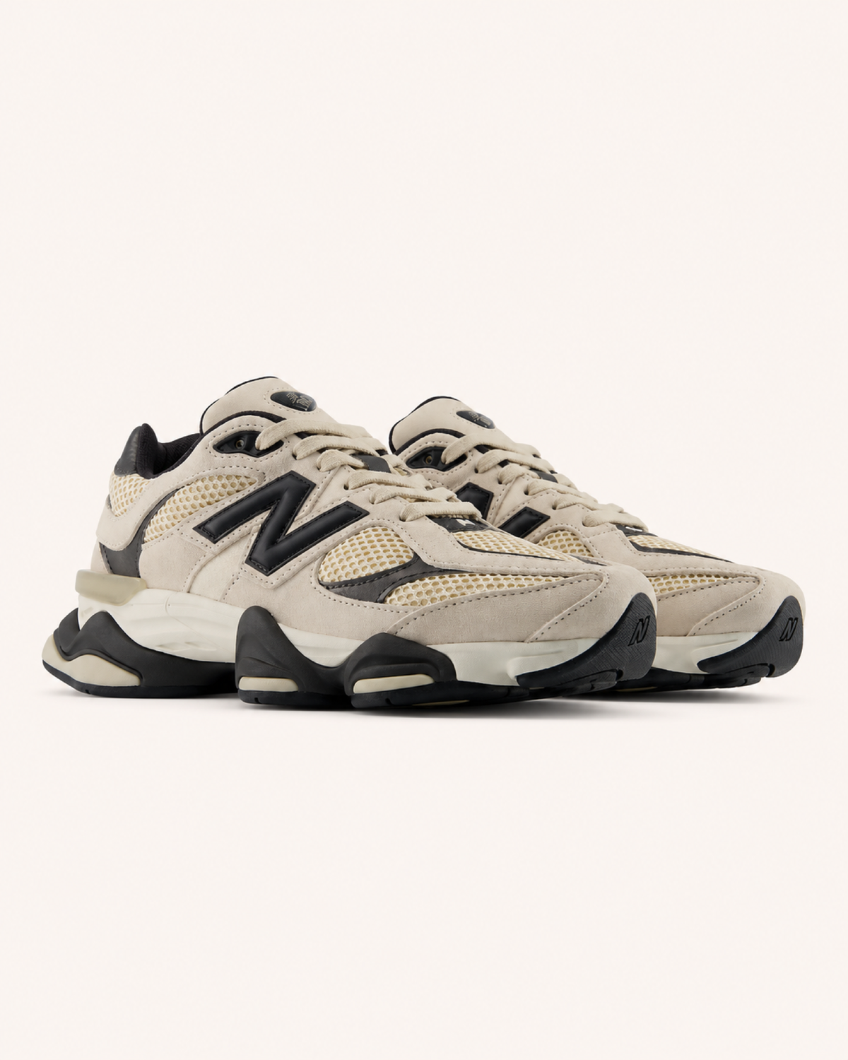 New Balance 9060 Unisex – Timberwolf / Black Cement – Schrägansicht
