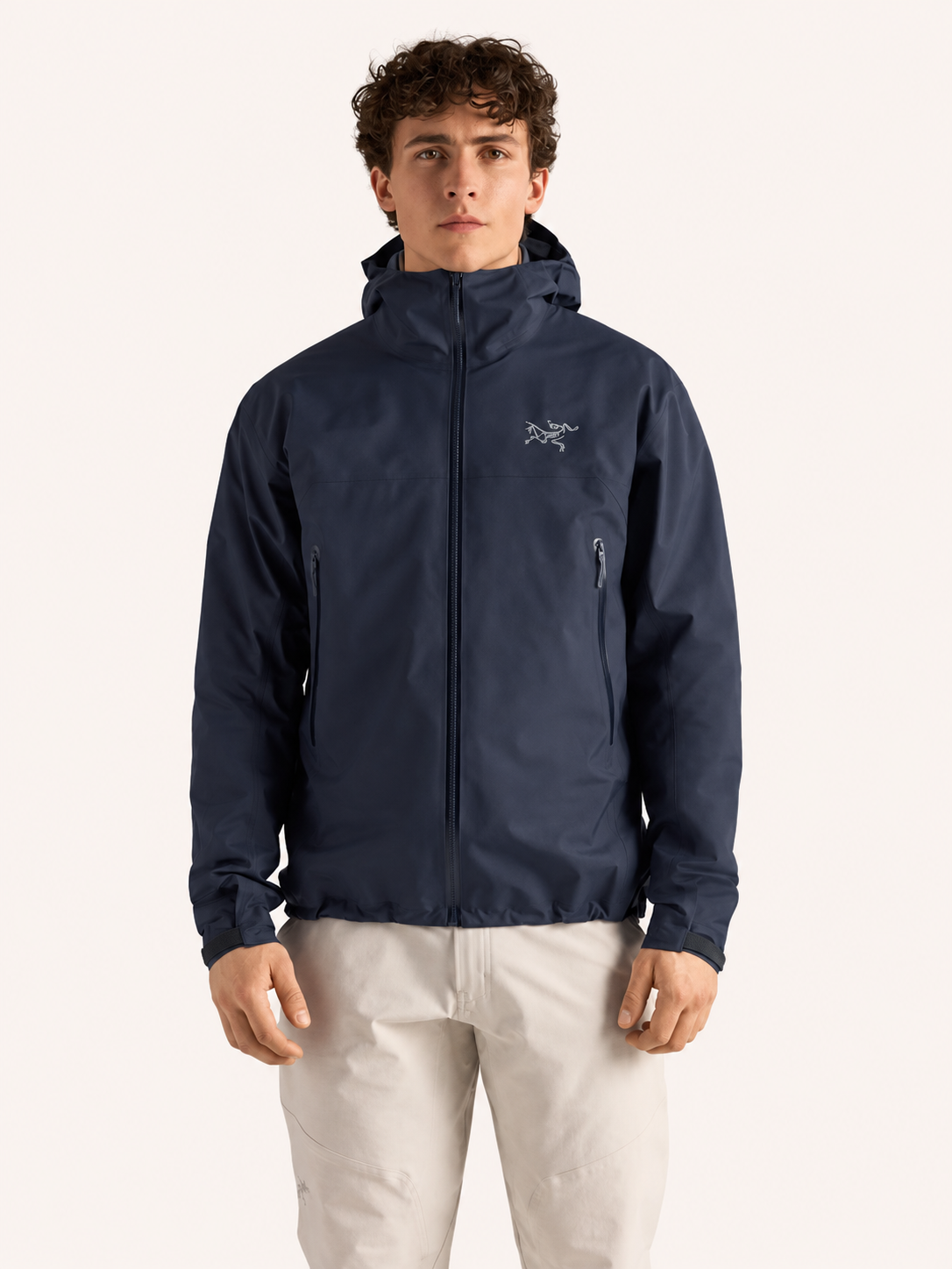 Arc’teryx Beta Herrenjacke in Black Sapphire – Vorderansicht
