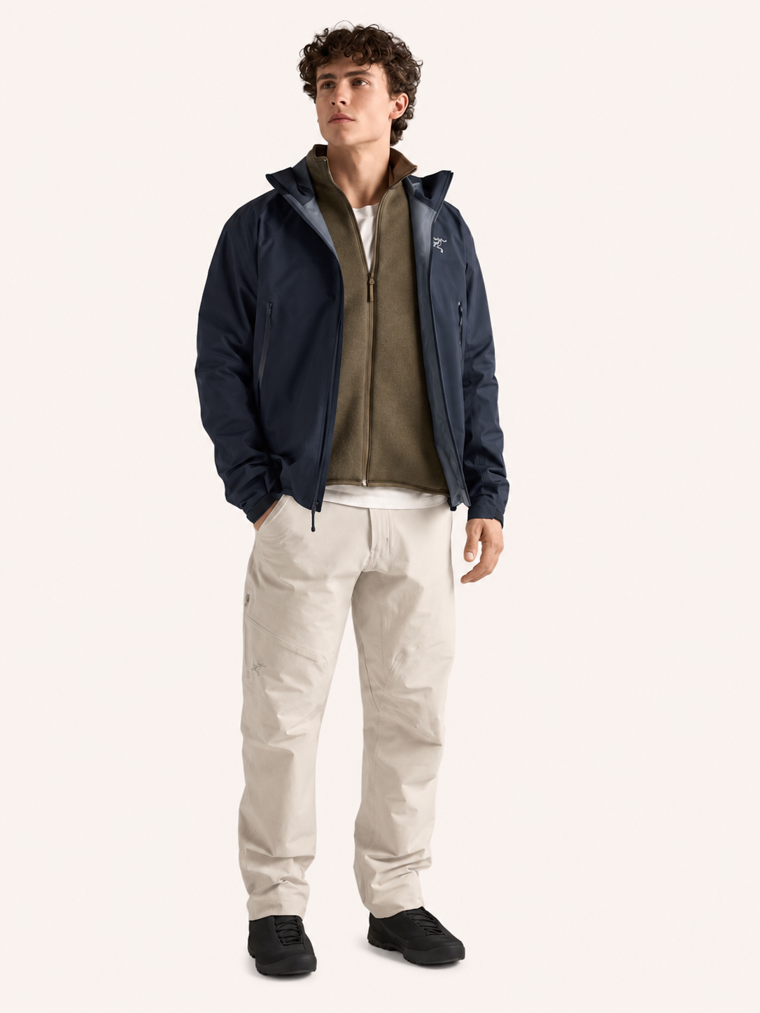 Arc’teryx Beta Herrenjacke in Black Sapphire – Gesamtansicht, offen getragen