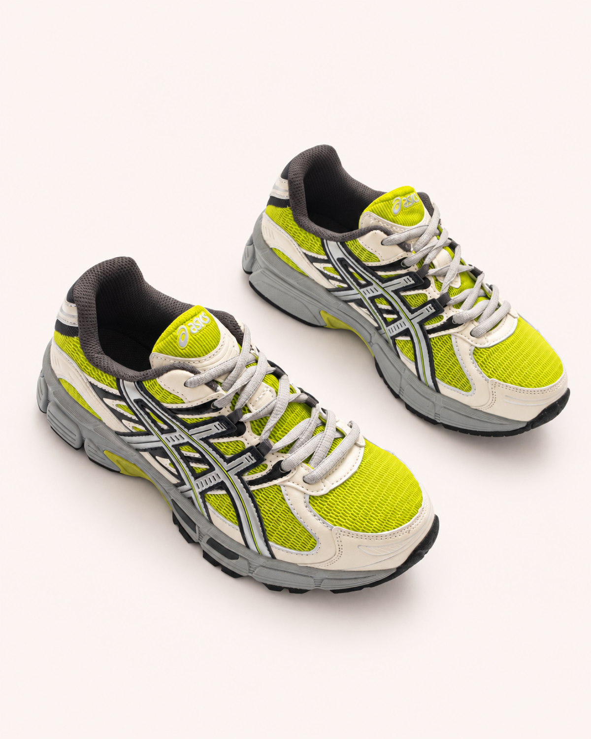 ASICS GEL-STRATUS MC – Neongelb / Creme / Silber – Schrägansicht