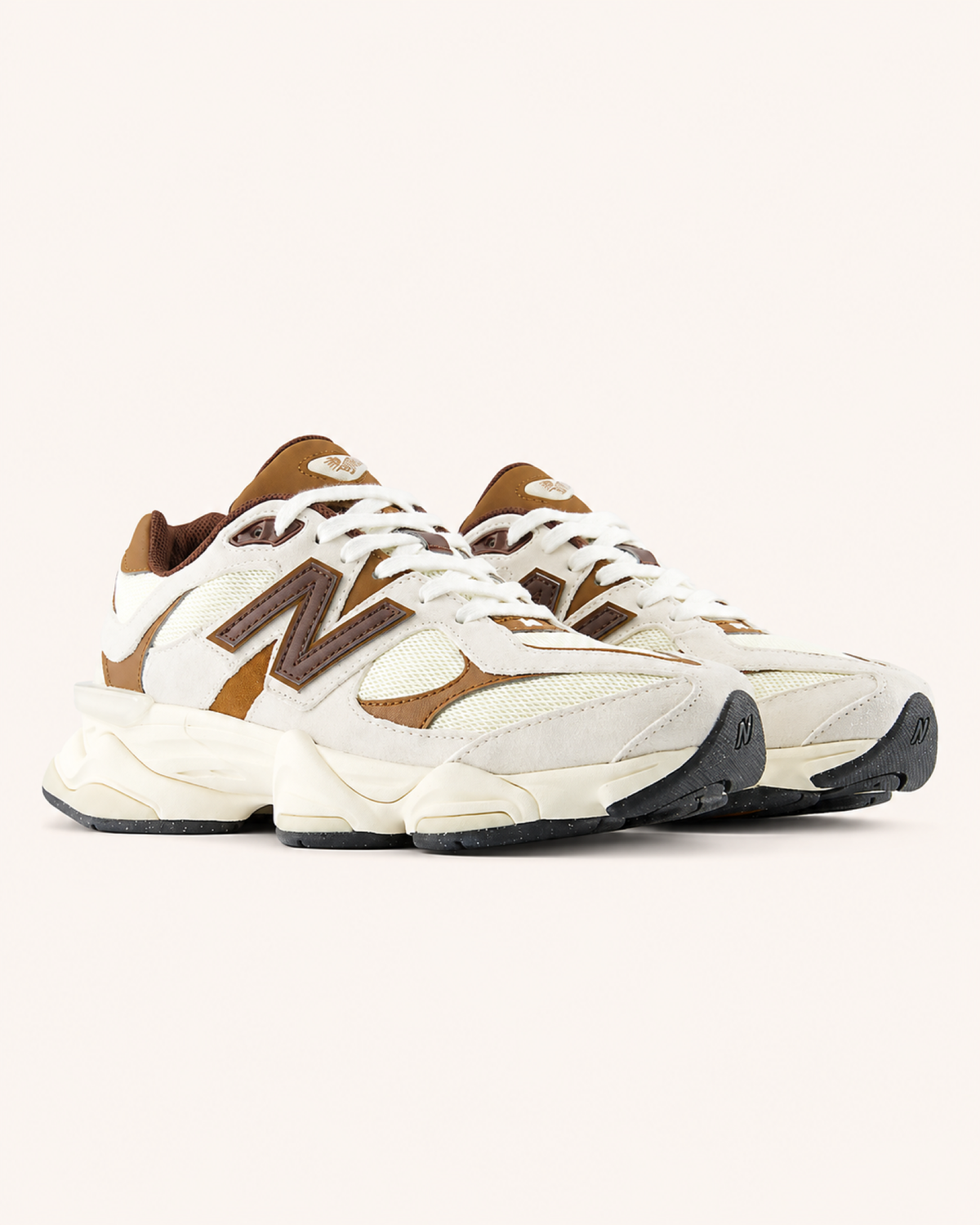New Balance 9060 Unisex – Breakfast Tea / Angora – Schrägansicht